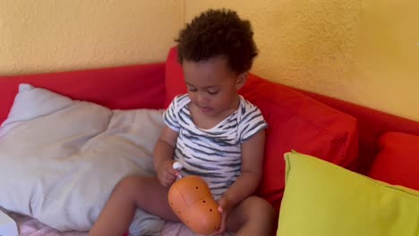 Zweijähriges-Süßes-Afroeuropäisches-Kind,-Lustig-Und-Glücklich-Zu-Hause,-Das-Mit-Herrn-Kartoffel-Spielt