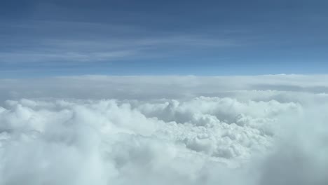 Blick-In-Den-Himmel-Von-Einem-Jet-Cockpit-Während-Des-Überfliegens-Von-Wolken-Auf-Reiseflughöhe
