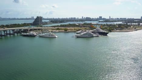 Aerial-view-towards-big,-expensive-yachts,-in-sunny-Island-Gardens,-Miami,-USA---approaching,-drone-shot