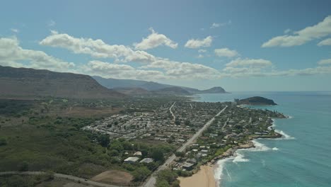 Vista-Aérea-De-Casas-Hawaianas-Frente-Al-Mar-En-Un-Día-Soleado-Con-Cielo-Azul