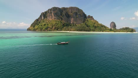 Wunderschöne-Tropische-Panoramalandschaft-Eines-Thailändischen-Longtail-Bootes,-Das-An-Einem-Sonnigen-Morgen-Mit-Atemberaubendem-Türkisgrünem-Und-Blauem-Wasser-An-Der-Insel-Ko-Poda-In-Der-Andamanensee-Von-Krabi-Thailand-Vorbeifährt