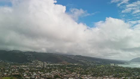 Lapso-De-Tiempo-De-Kahala-Oahu-En-Un-Día-Soleado-Con-Nubes-Y-Cielo-Azul