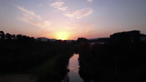 Naturlandschaft.-Fluss-Bei-Sonnenuntergang
