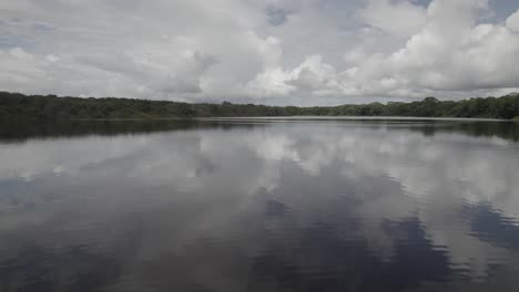 Bote-De-Madera-Abandonado-En-La-Orilla-Del-Lago-En-La-Selva-Amazónica-En-Colombia