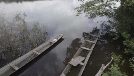 Holzboot-Verlassen-Im-Ruhigen-Seeufer-Im-Amazonas-Regenwald-Von-Kolumbien