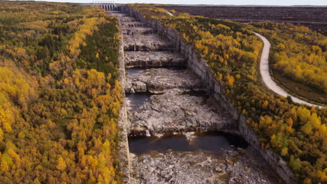 Robert-Bourassa-Planta-De-Energía-Hidroeléctrica-Aliviadero-De-Instalaciones-Generadoras-De-Quebec,-Canadá