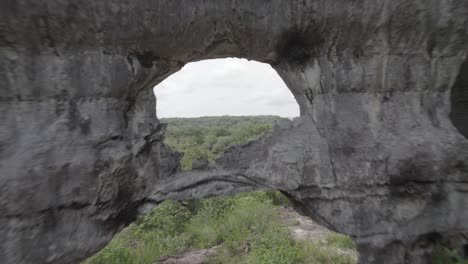 Geological-Formation-of-the-Puerta-de-Orión,-in-San-José-del-Guaviare,-Colombia---aerial-pullback
