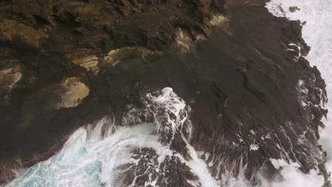 Luftbild-Von-Wellen,-Die-Auf-Das-Halona-Blasloch-In-Oahu-Hawaii-Schlagen