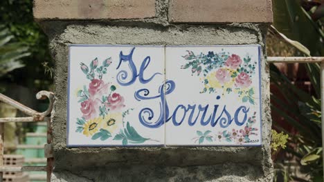 Close-up-shot-of-a-beautiful-handmade-sign-on-the-roads-of-Capri,-in-Italy---02