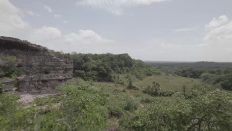Felsformationen-Und-üppige-Vegetation-In-Der-Landschaft-Kolumbiens---Drohnenaufnahme-Aus-Der-Luft