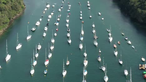 Weite-Luftaufnahme-über-Festgemachten-Booten-Auf-Dem-Fluss-Fowey,-Cornwall,-Großbritannien