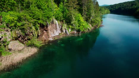 Waterfall-in-Plitvice-National-Park,-Green-forest-and-Blue-Lake-in-Croatia,-Colorful-Spring