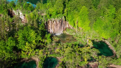 Cascadas-En-El-Lago-Plitvice,-Croacia,-Espectacular-Revelación-Aérea