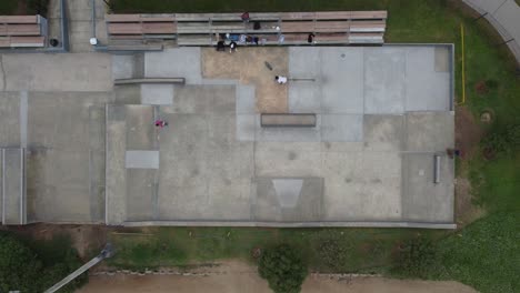 Top-Down-Drohnenvideo-Eines-Skateparks-Im-Stadtteil-Miraflores-In-Lima,-Peru