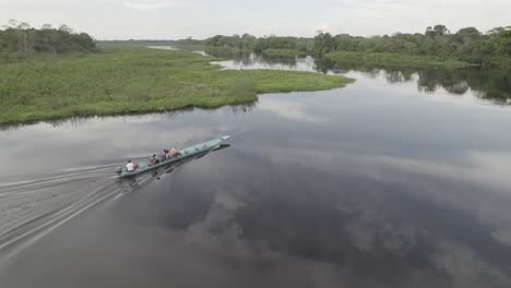 Ein-Traditionelles-Langes-Holzboot,-Das-Die-Unberührten-Gewässer-Des-Sees-In-Laguna-Negra-In-Kolumbien,-Südamerika,-Durchquert