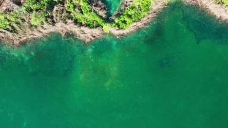 Luftvogelperspektive-über-Den-Plitvicer-Seen-Mit-Nach-Oben-Geneigter-Enthüllung-Kaskadierender-Wasserfälle-In-Kroatien