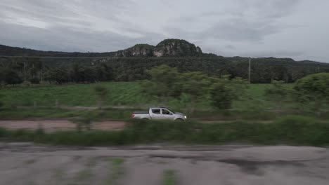 Vehículo-Que-Viaja-En-El-Campo-De-Colombia---Toma-Aérea-De-Drones