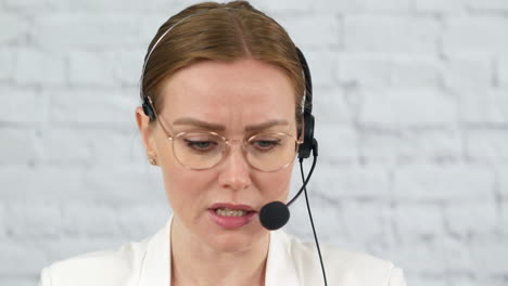 Weibliche-Kundenbetreuerin,-Die-In-Einem-Büro-Mit-Einem-Headset-Mikrofon-Arbeitet