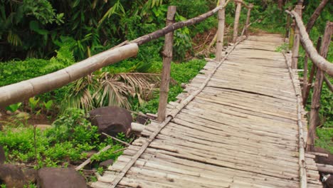 Un-Puente-Hecho-De-Bambú-Sirve-Como-La-única-Ruta-Hacia-Un-Destino-De-Verano