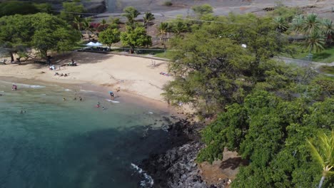 4K-Filmische-Drohnenaufnahme-Im-Uhrzeigersinn-Von-Spencer-Beach-Auf-Der-Großen-Insel-Hawaii