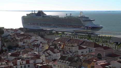 Gran-Crucero-Atracando-En-Lisboa,-Mirador-De-Santa-Luzia,-Portugal--1