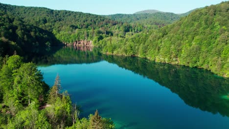 Plitvicer-See-Mit-Vielen-Wasserfällen-Im-Nationalpark-In-Kroatien,-Drohnenansicht