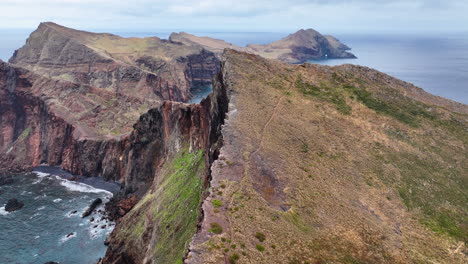 Aerial-above-and-along-dramatic-precipitous-sea-cliffs,-Ponta-de-São-Lourenço