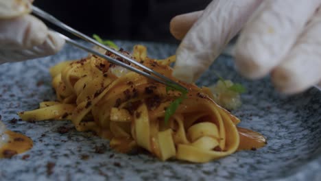 Un-Chef-Profesional-En-Italia-Está-Preparando-Un-Plato-De-Pasta-Y-Gambas-En-Su-Cocina---01