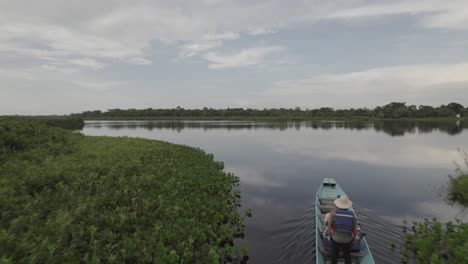 Aguas-Tranquilas-Y-Vegetación-En-Laguna-Negra,-Colombia---Toma-Aérea-De-Drones