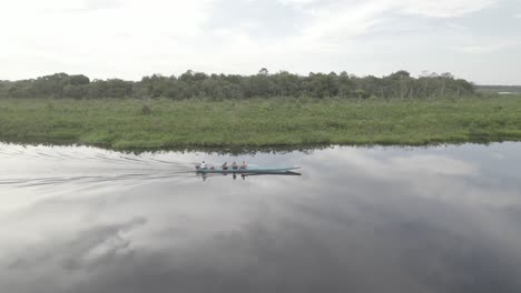 Pequeña-Lancha-Navegando-En-Laguna-Negra,-Colombia---Toma-Aérea-De-Drones