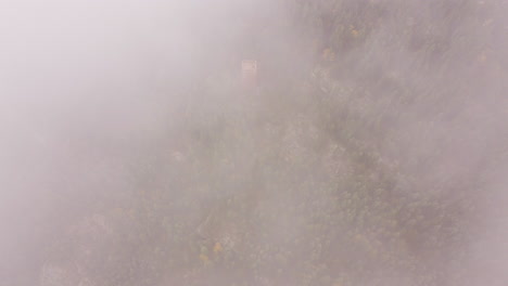 Wachturm-Auf-Dem-Berg-In-Den-Wolken