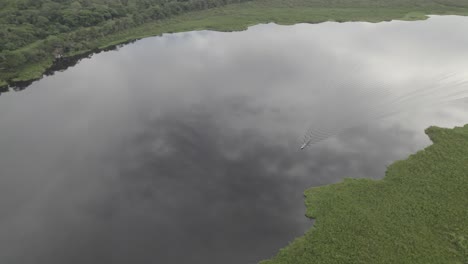 Segeln-Auf-Dem-Unberührten-Wasser-Der-Laguna-Negra-Im-Tropischen-Wald-Kolumbiens