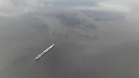 Luftaufnahme-Eines-Kleinen-Motorboots-Auf-Der-Malerischen-Laguna-Negra-In-Kolumbien---Drohnenaufnahme
