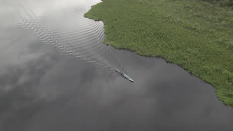 Laguna-Negra-Con-Una-Pequeña-Lancha-Navegando-En-Aguas-Tranquilas-En-Colombia---Toma-Aérea-De-Drones
