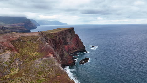 View-along-sheer-coastal-cliffs-at-Point-of-Saint-Lawrence,-Madeira