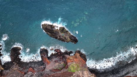 Azurblaues-Atlantikwasser-Und-Felsige-Küste-Von-Madeira