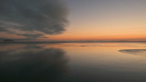 Schöner-Oregoner-Küstenhintergrund-Des-Sonnenuntergangs-Am-Strand-Mit-Wolken,-Die-Sich-Im-Nassen-Sand-Widerspiegeln