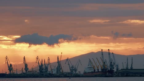 Zeitraffer-Des-Hafens-Von-Thessaloniki,-Griechenland-Sonnenuntergang-Bei-200mm