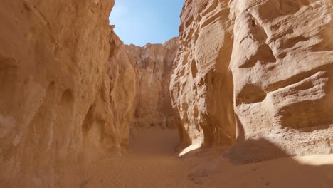 Blick-Entlang-Der-Leeren-Sandsteinschlucht-In-Ägypten-Mit-Schwenk-Bis-Zum-Blauen-Himmel