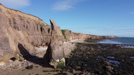 Sea-Stack-An-Ryhope-Cliffs-Hendon-Beach-In-Sunderland-Im-Nordosten-Großbritanniens,-Luftdrohne-4k-HD-Fliegt-Weg