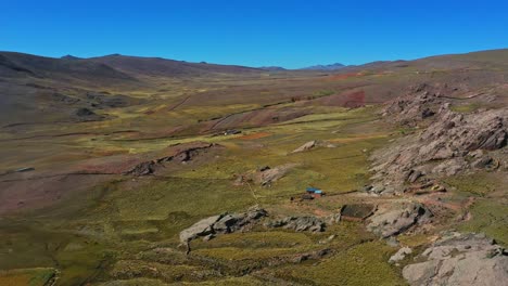 Amplio-Y-árido-Paisaje-Montañoso-De-Las-Montañas-De-Los-Andes-En-Bolivia