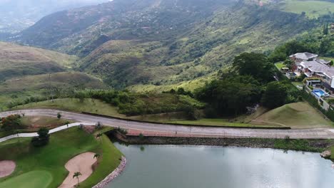 Truck-In-Shot-Eines-Golfcamps-In-Ruitoque-Condo-In-Bucaramanga-Kolumbien