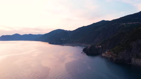 Lebendiger-Sonnenuntergang-Am-Abend-über-Der-Schönen-Amalfiküste,-Italien---Antenne