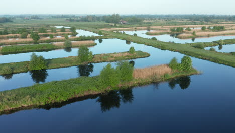 Landschaft-Des-Holländischen-Polders-Mit-Spiegelreflexion-In-Weerribben-Bei-Ossenzijl-In-Friesland,-Niederlande