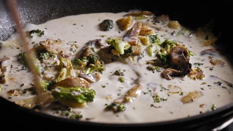 Kochen-Und-Rühren-Von-Milch-Mit-Pilzen,-Blumenkohl-Und-Brokkoli