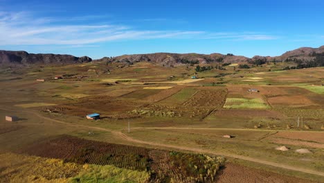 Panorama-De-Establecimiento-Aéreo-De-Las-Tierras-De-Cultivo-Rurales-En-Bolivia-Cerca-De-Las-Montañas-De-Los-Andes