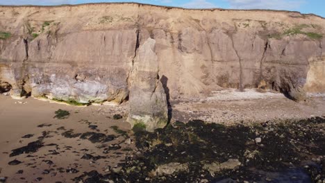 Sea-Stack-An-Ryhope-Cliffs-Hendon-Beach-In-Sunderland-Im-Nordosten-Großbritanniens,-Luftdrohne-4k-HD-Nach-Links-Drehen