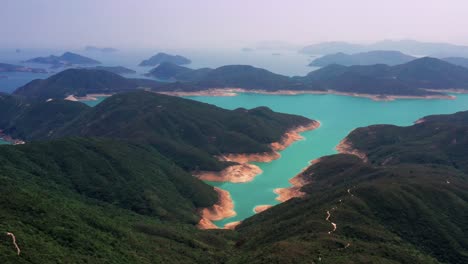 Filmische-Luftaufnahme-Des-östlichen-Damms-Des-Hochinselreservoirs-Im-Globalen-Geopark-Sai-Kung-Hong-Kong