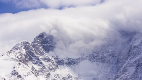 Nahaufnahme-Zeitraffer-Von-Sich-Auflösenden-Föhnwolken-An-Der-Fiescherlücke-In-Der-Schweiz