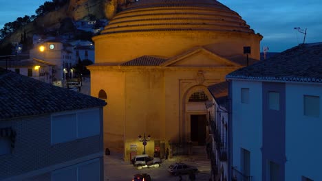 Langsame-Neigung-über-Der-Berühmten-Runden-Kirche-In-Montefrio,-Spanien-Bei-Nacht